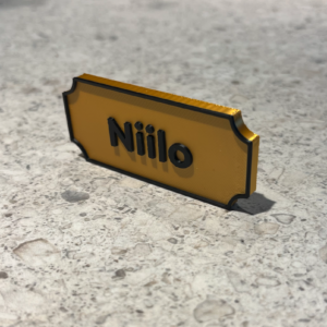 Nimilaatta magneeteilla (omalla tekstillä)