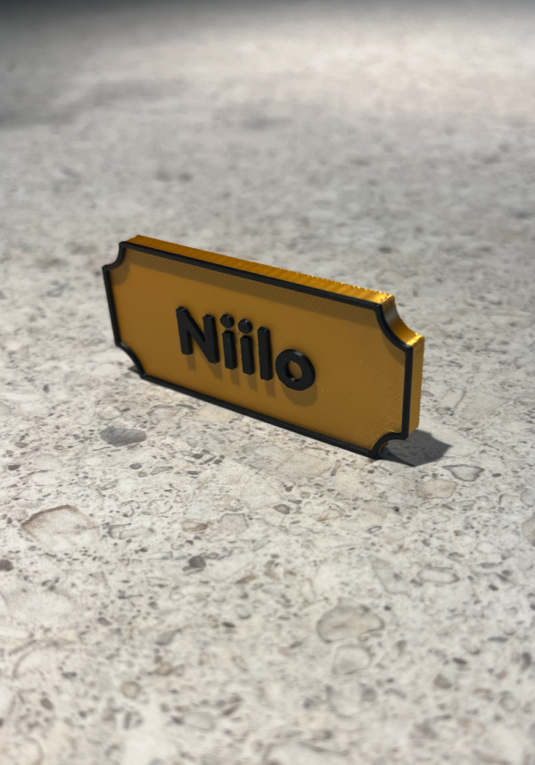 Nimilaatta magneeteilla (omalla tekstillä)
