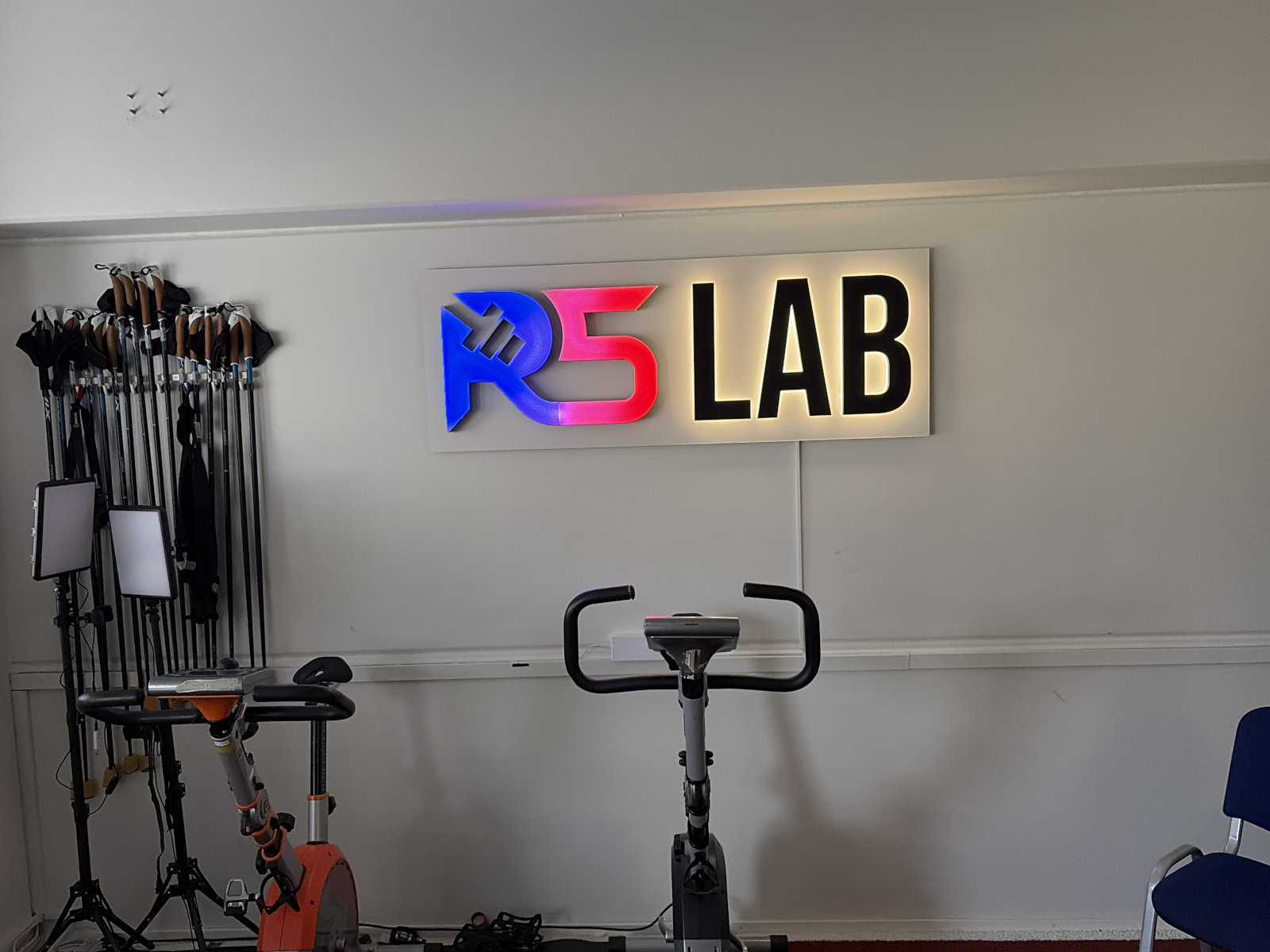 R5LAB-valomainos asennettuna studion seinälle