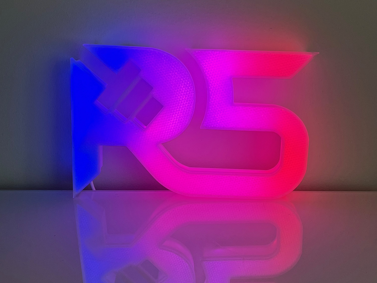Sinisenä ja pinkkinä loistava R5-logokyltti